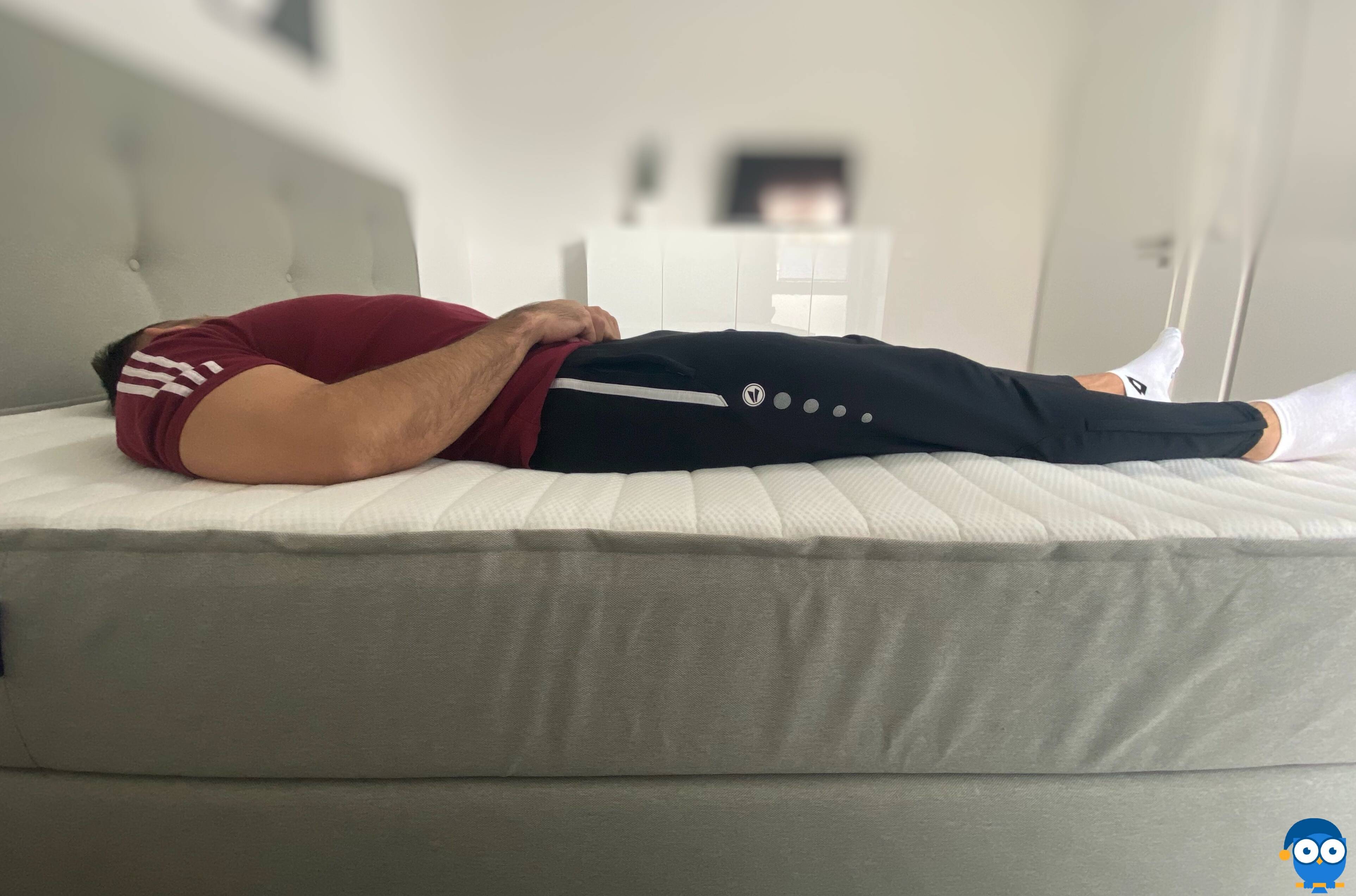 Probeschläferin auf Bruno Boxspringbett in Rückenlage